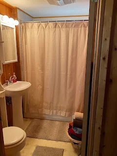 higgins-lake-cottage-bathroom
